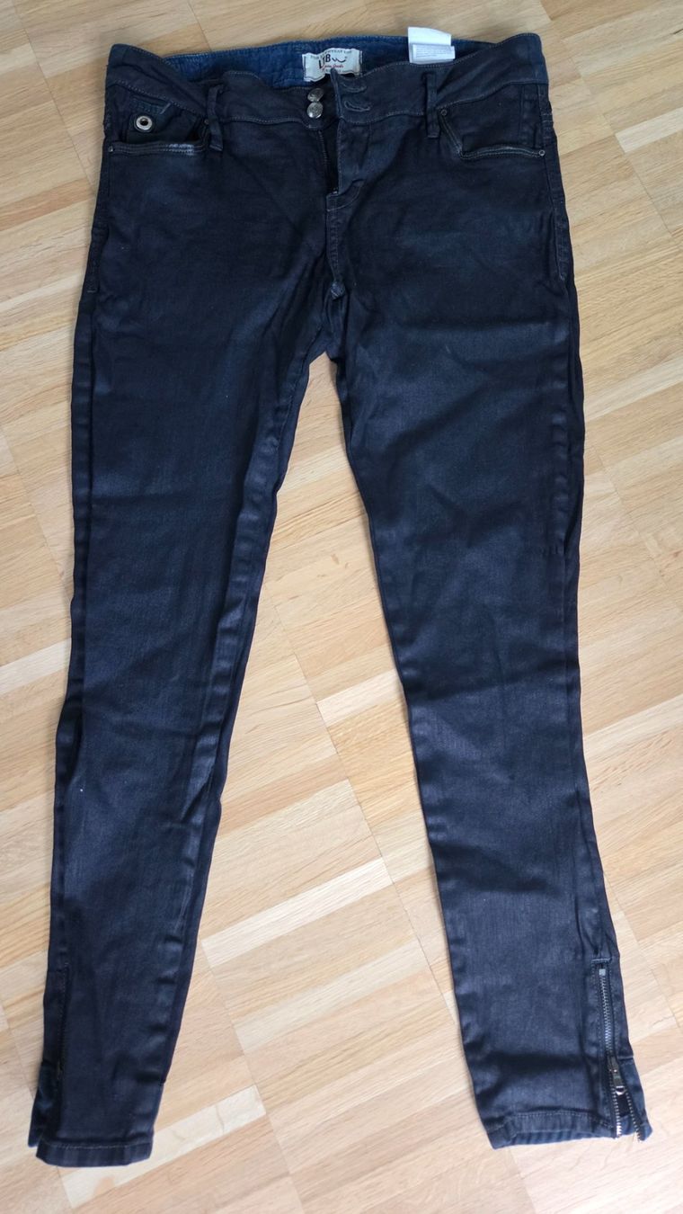 Jeans: Schwarze Röhrenjeans von LTB Gr. 32, – Usato da Zürich venduto da lis_975j