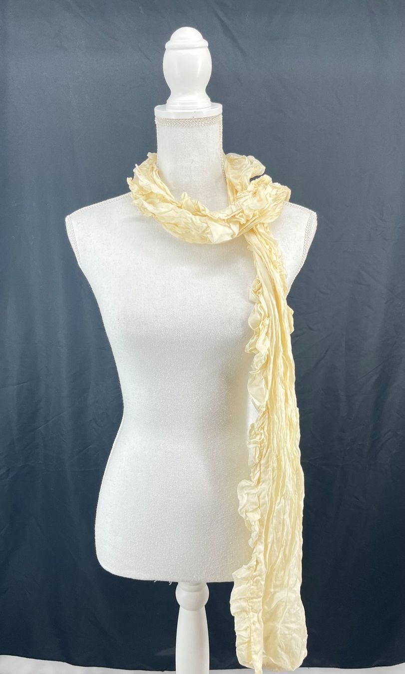 Foulards & écharpes: A DESIGN Écharpe crème en soie – D'occasion à Lausanne par PlusValue_Lausanne