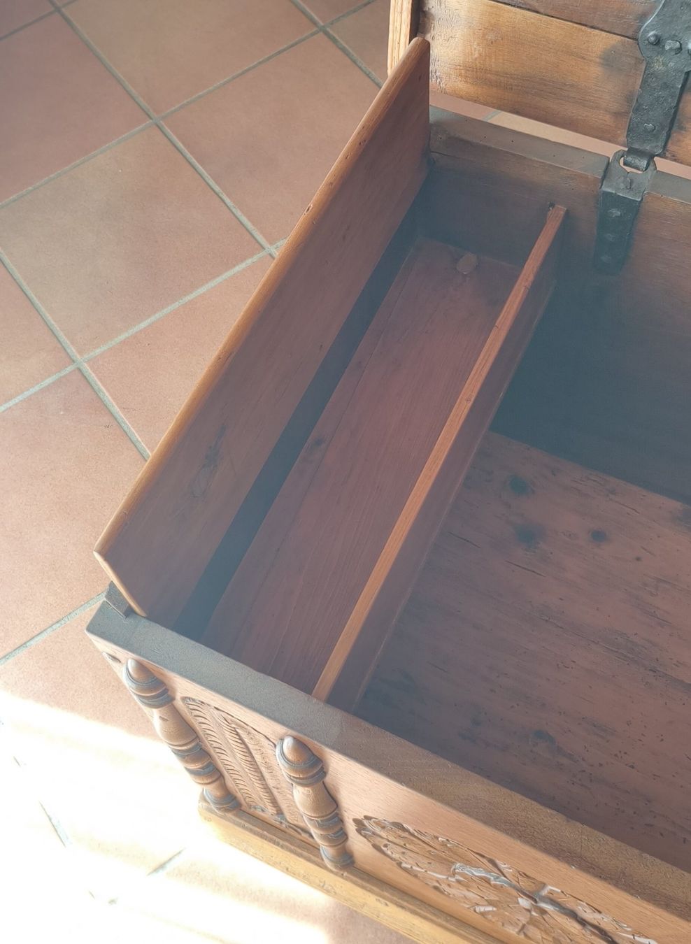 Truhen: Coffre en bois sculpté – Gebraucht aus Cheyres von Alex60 5