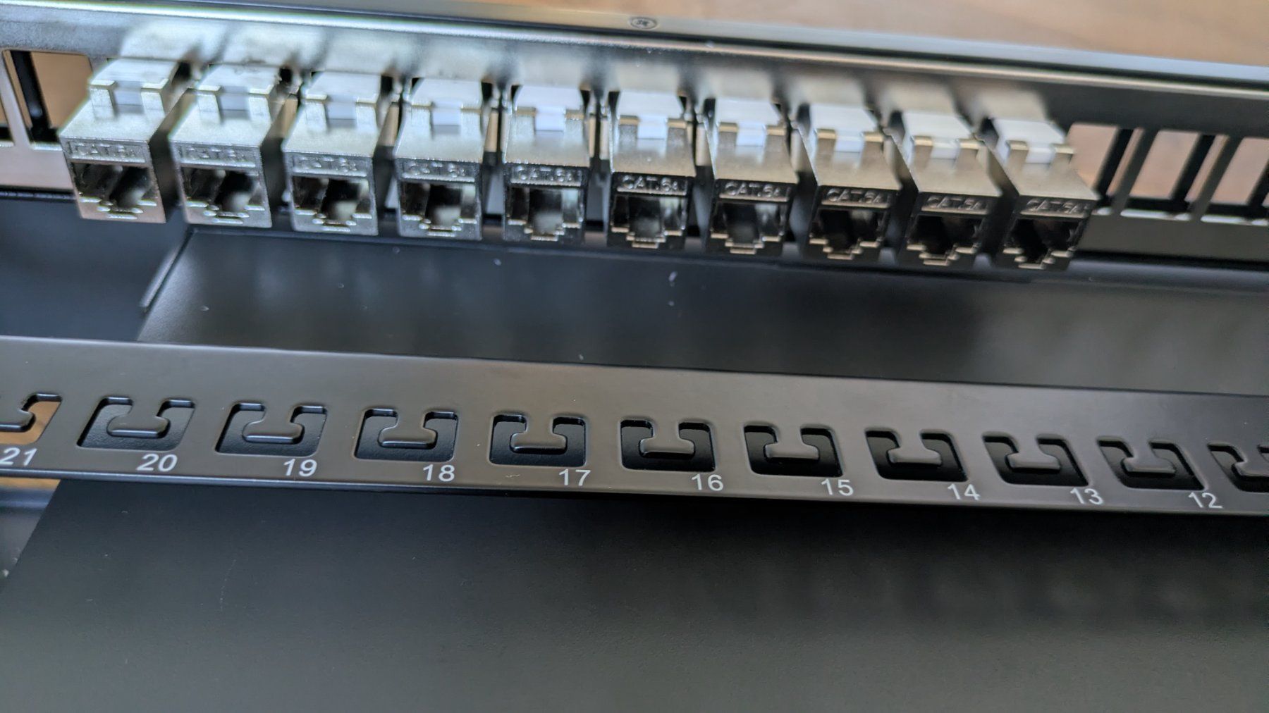 TP-Link Hub & Switch: TP-Link Switch TL-SG1016PE + Patchpanel, Keystone und Kabel – Usato da Herisau venduto da Old_nr7 5