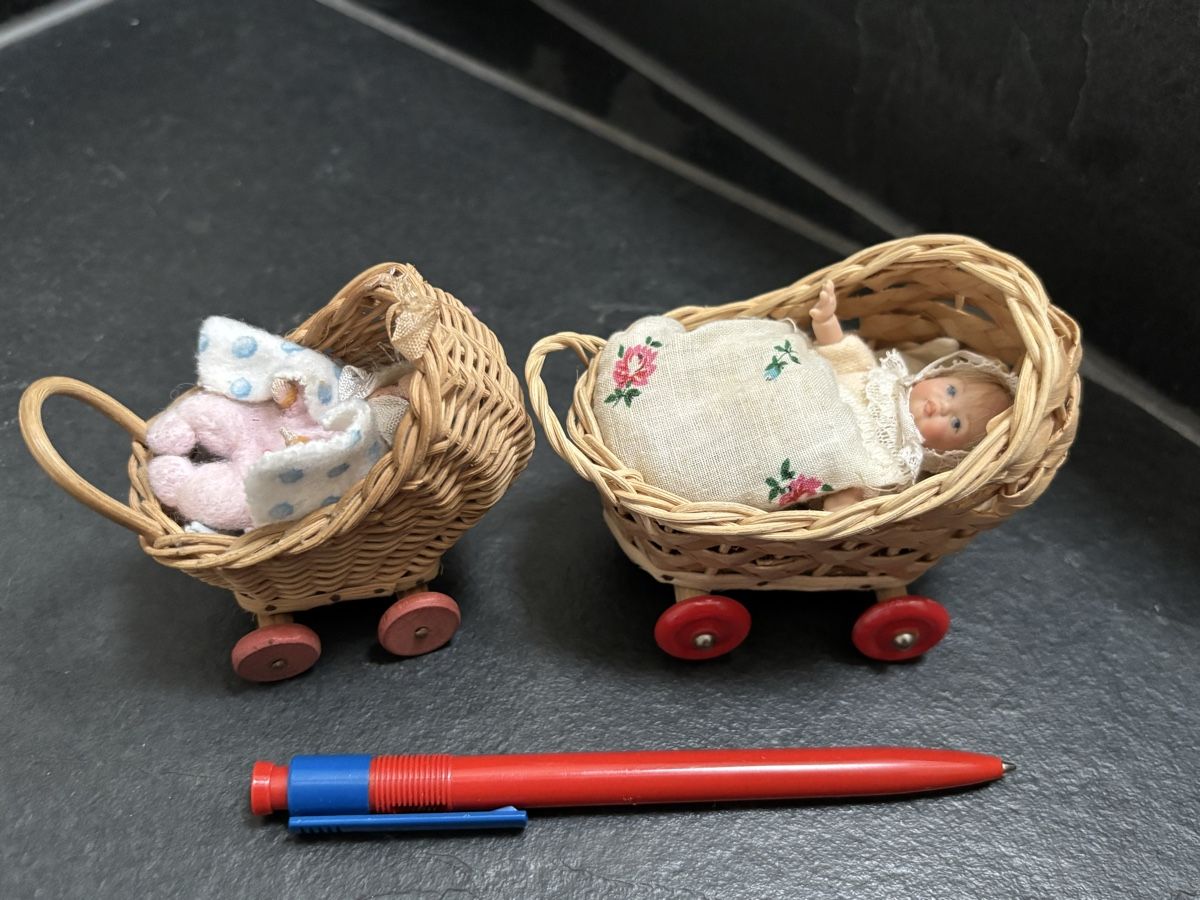 Bambole: Mini-Puppenwagen mit Püppchen – Usato da Balsthal venduto da AGUARDA