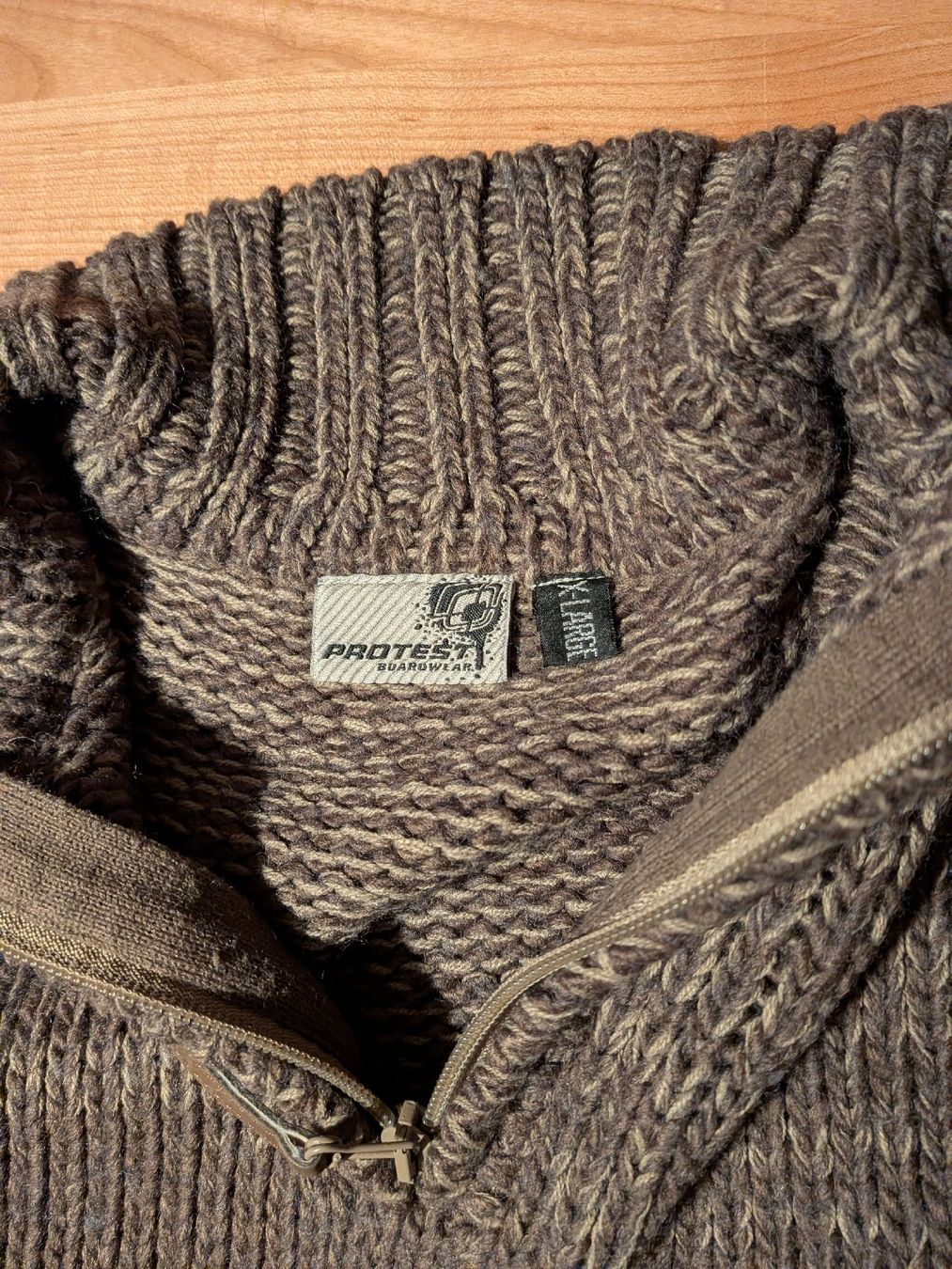 Protest Maglioni & Felpe: Strickpullover Protest braun Reissverschluss Grösse XL – Usato da Reinach AG venduto da fsk_s56w 3
