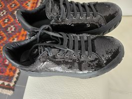 une jolie paire de sneakers unisex de marque Casadei