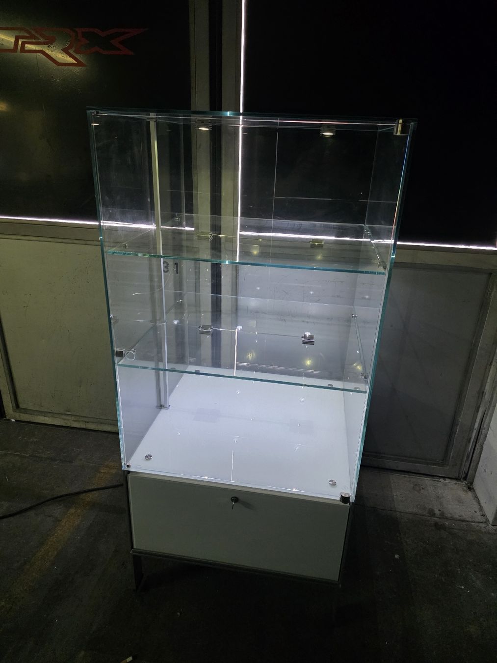 Vitrinen: Vitrine Serafini mit Beleuchtung – Gebraucht aus Büren SO von Stevie_auktionen 1