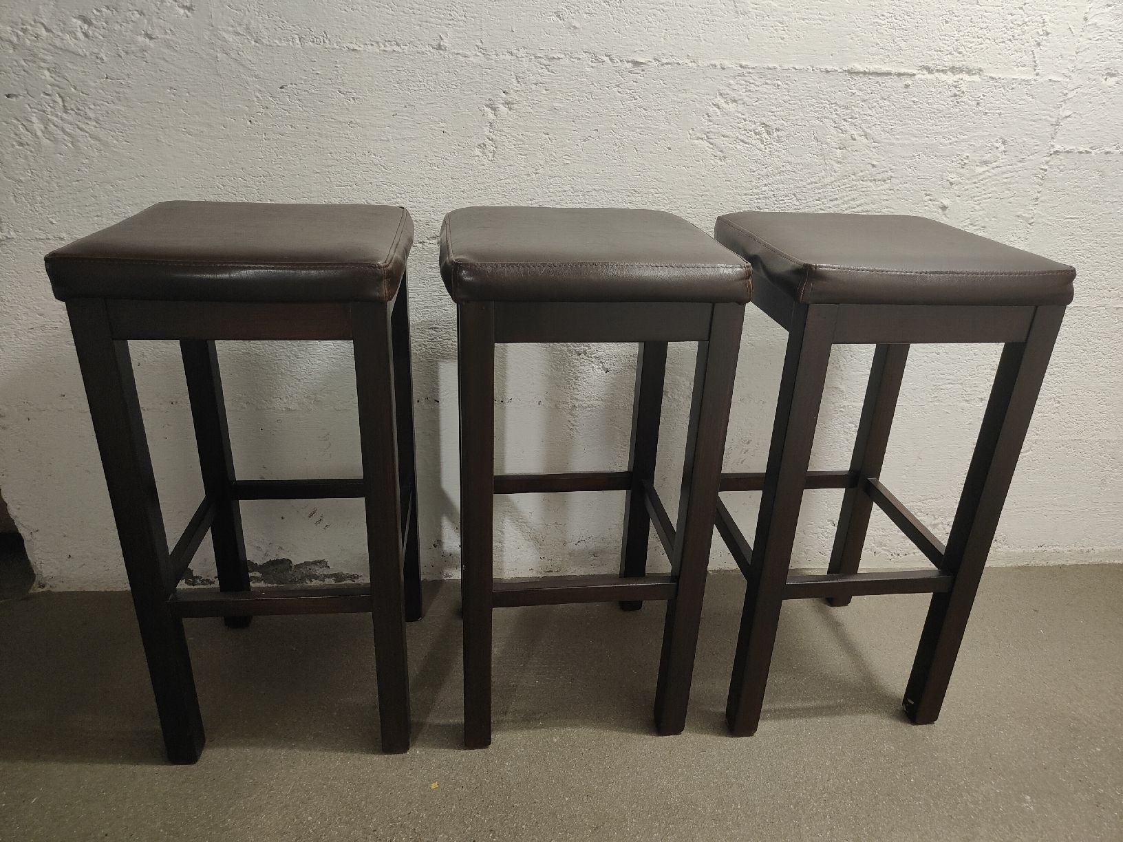 Set di tavolo e panche: Bartisch und 5 Barhocker  – Usato da chur venduto da Hmars 7