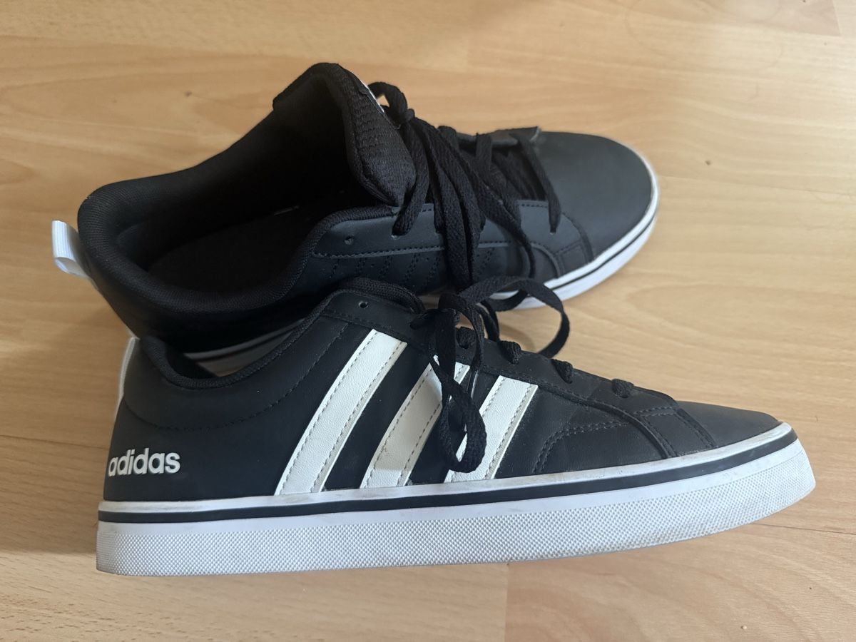 Adidas Scarpe da uomo: Adidas Sneaker schwarz Grösse 41.5 – Usato da Zürich venduto da Supron01