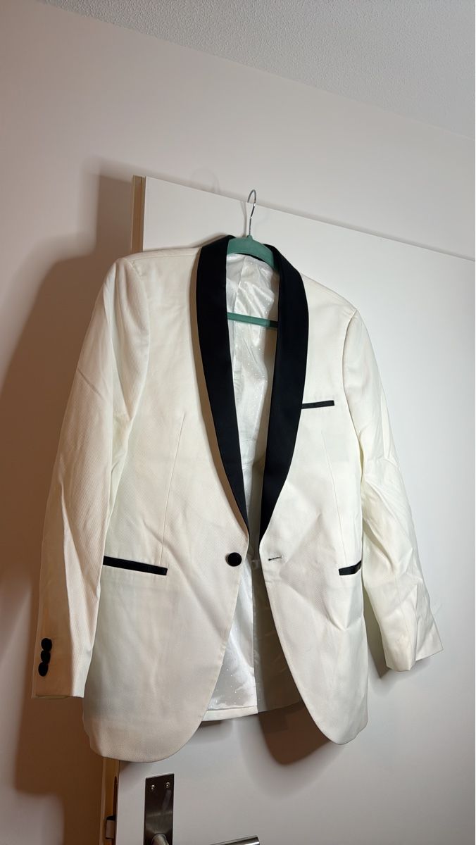 Jacken: Elegant Cream Blazer with Black Trim, Size Medium – Gebraucht aus Effretikon von lio_gjr8