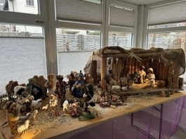 Krippe mit sehr vielen Figuren