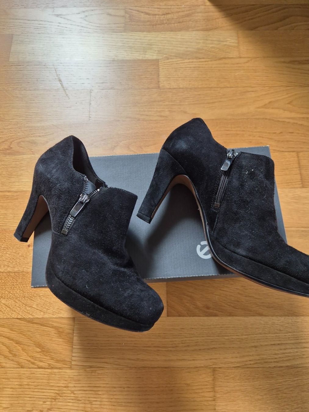 Ecco Scarpe da donna: Elegante Ecco Wildlederstiefeletten Schwarz, Grösse 37 – Usato da Gutenswil venduto da car_b8l5 1