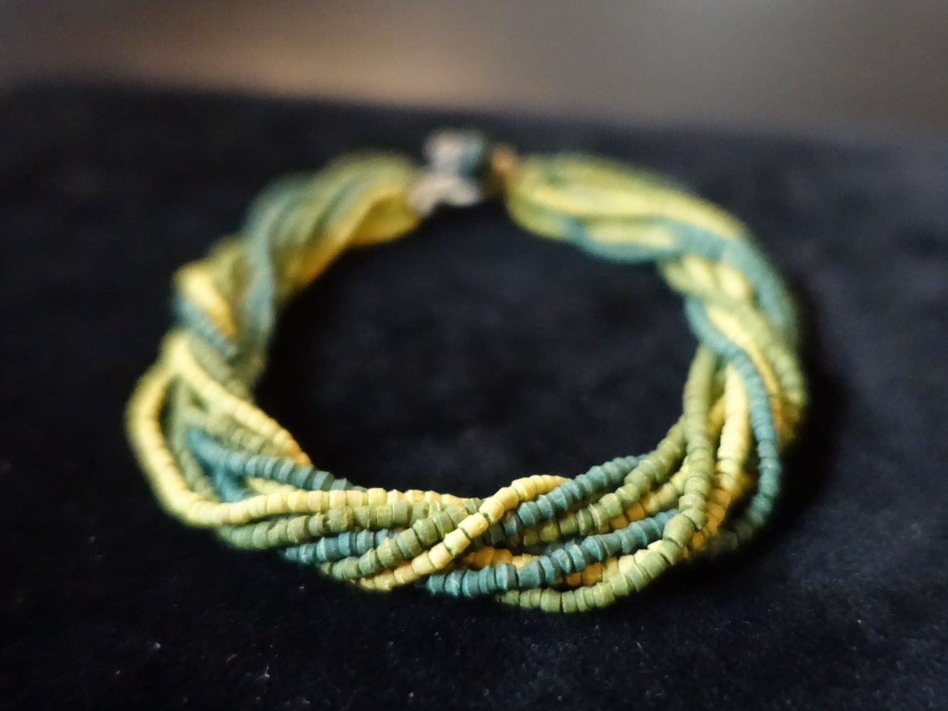 Armbänder & -reifen: Armband mit 9 Strängen aus kleinen Holzperlen – Gebraucht aus Russikon von Eulenfeder