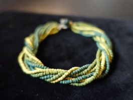 Armband mit 9 Strängen aus kleinen Holzperlen