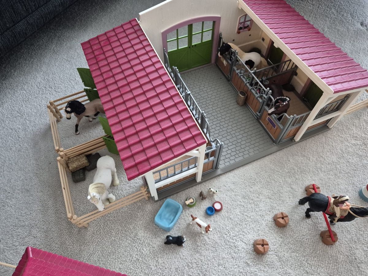 Schleich Spielzeuge: Schleichställe mit Reitplatz mit Zubehör – Gebraucht aus Uznach von j.g.gashi 3