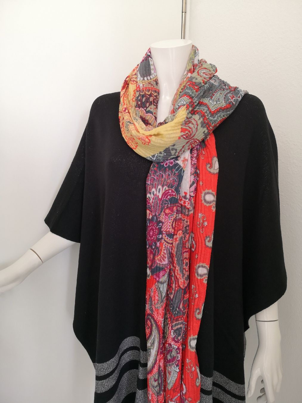Foulard & Sciarpe: 🤩SCHAL MULTIFARBIG MIT PERSLEY-MUSTER – Usato da Olten venduto da Naja-Twins-Twins 5