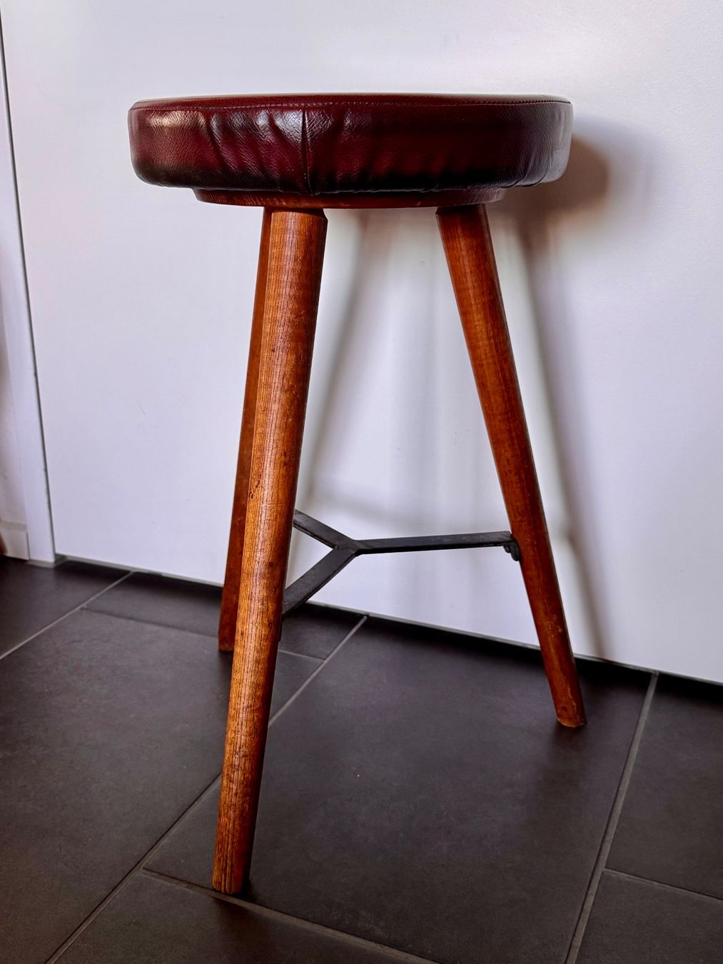 Hocker: Wunderschöner Hocker Mid Century Rot Stuhl – Gebraucht aus Rothrist von Fondgruebe 3