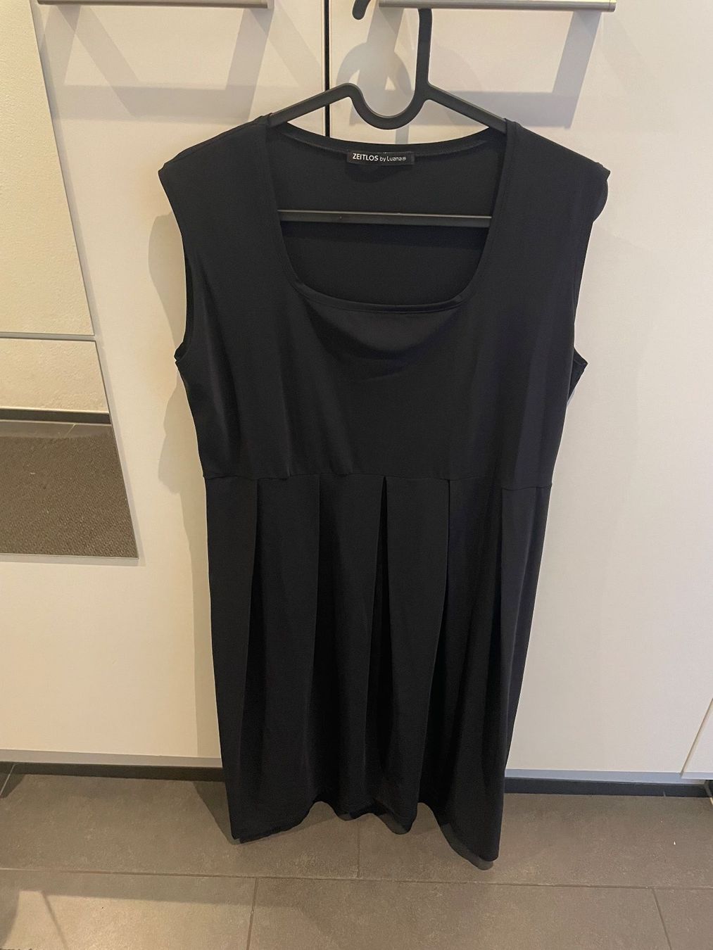 Zeitlos by Luana Vestiti: Anzugkleid von Zeitlos – Nuovo (secondo la descrizione) da Chur venduto da Groessby80