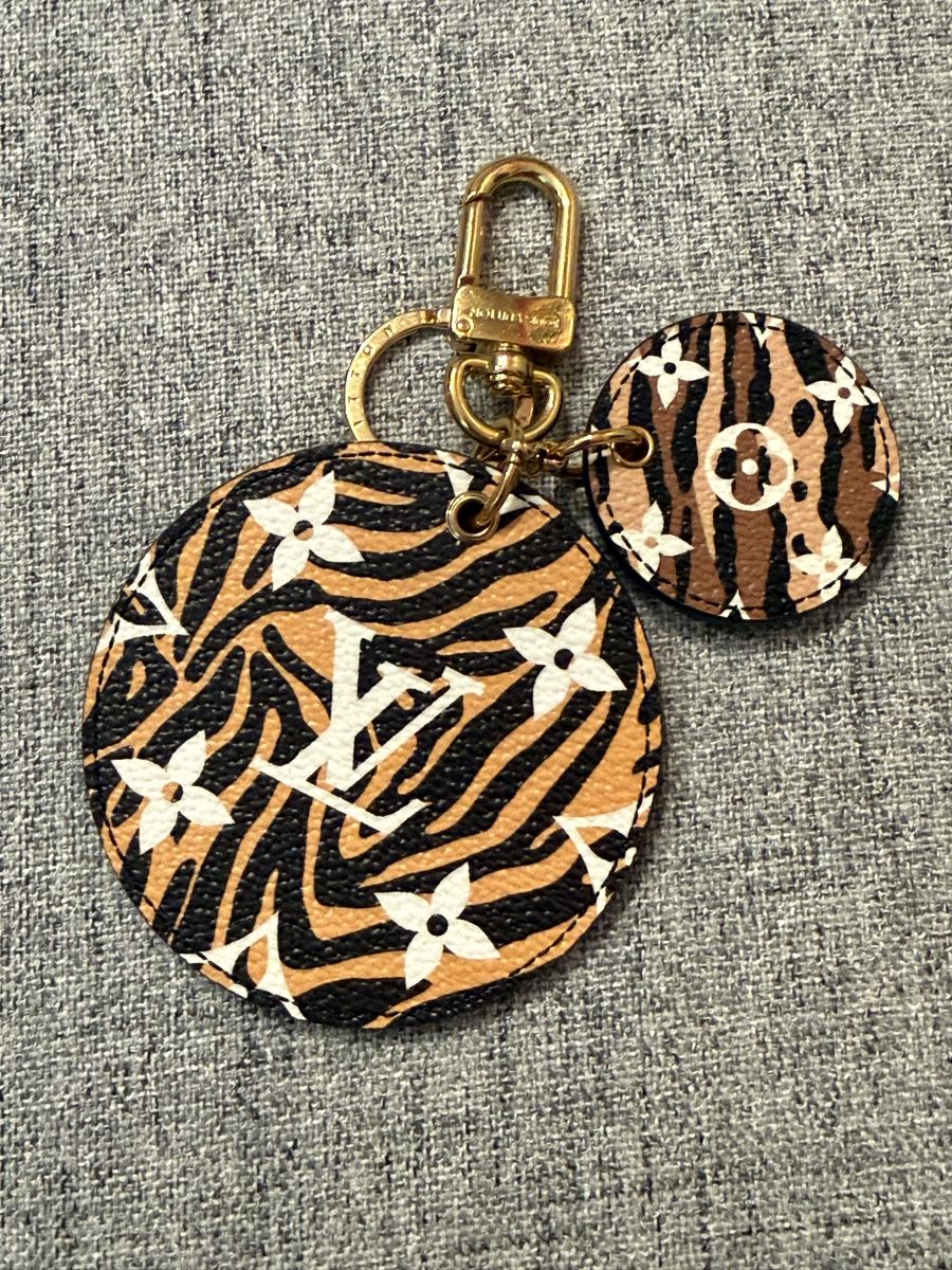 Louis Vuitton Portachiavi: Louis Vuitton Jungle Bag Charm – Nuovo (secondo la descrizione) da Liestal venduto da Joslie_mc