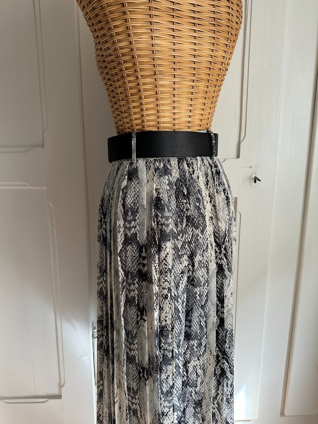 Zara Gonne: ZARA - Rock mit Reptil-Print XS – Usato da Zürich venduto da Diazaio 3