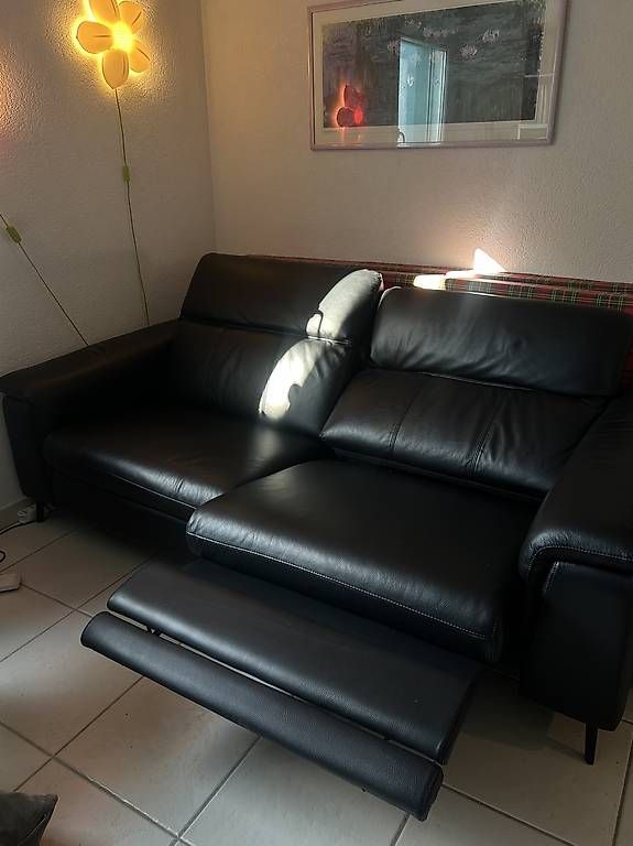 Sofas: Canapé cuir noir 3 places électrique  – Gebraucht aus Fribourg von Daisy2304