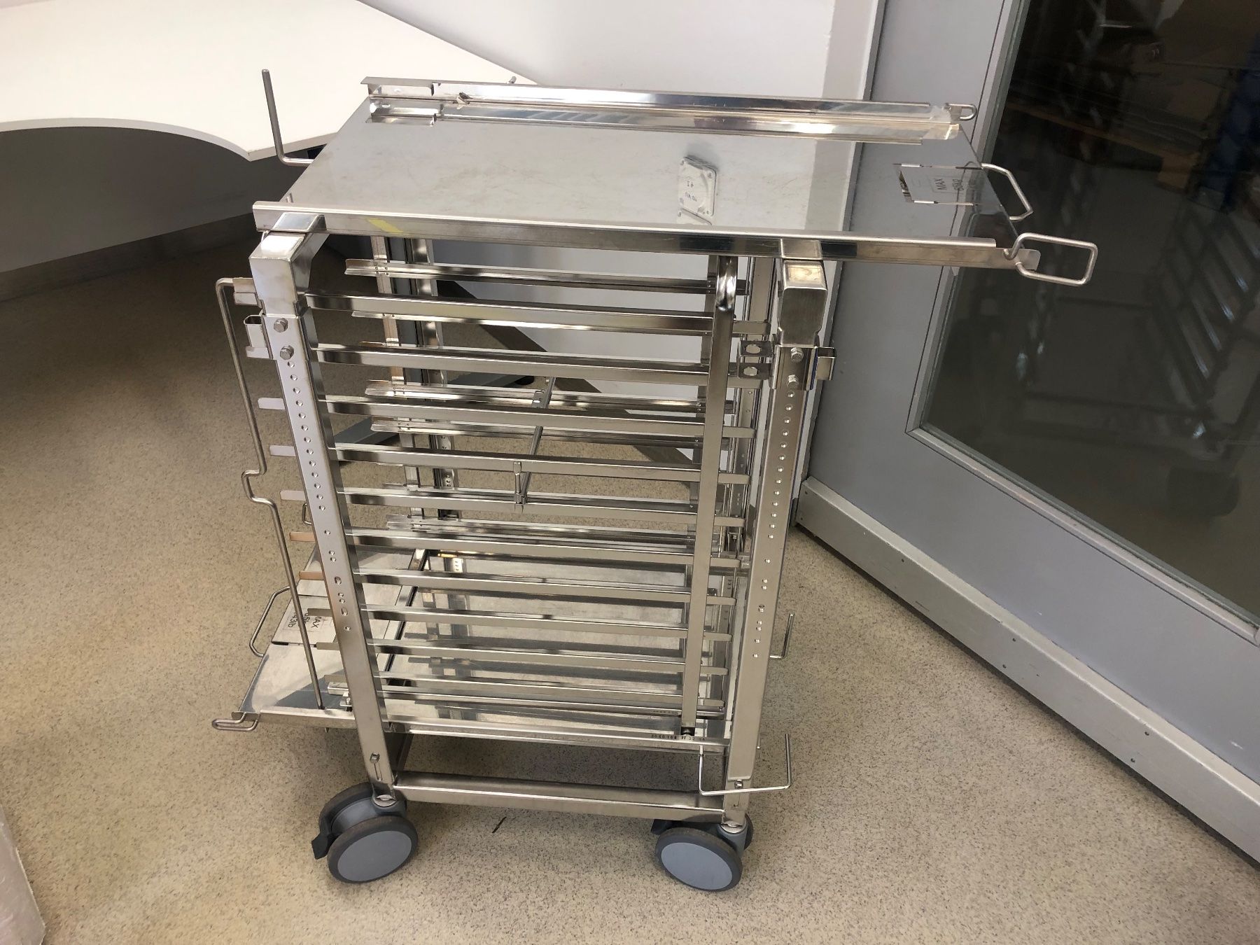 Mobilier: Edelstahl Transport oder Tablarwagen – D'occasion à Zofingen par kartengeheimniss