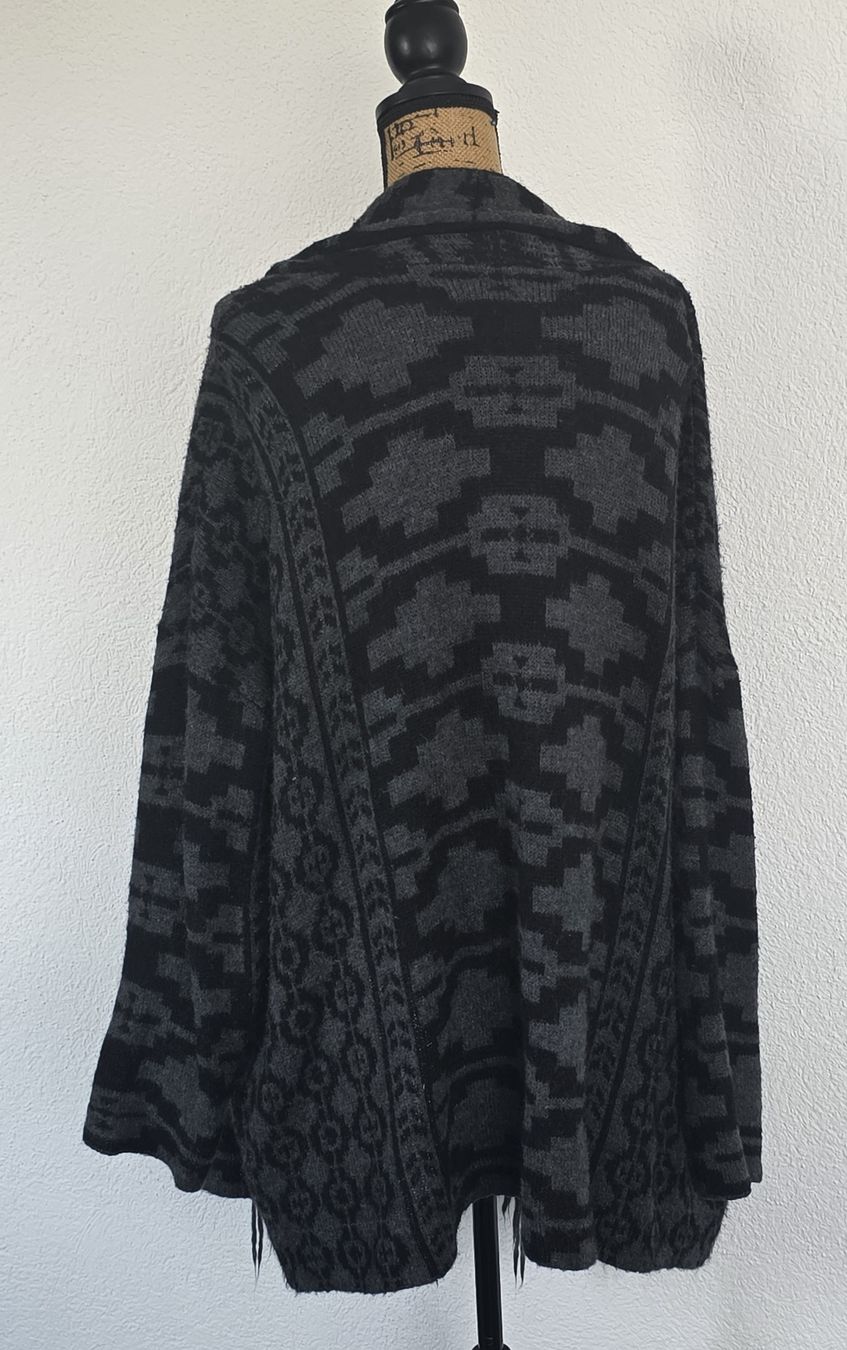 Giacche: Warme Strickjacke/Cardigan mit Fransen, Grau/Schwarz – Usato da Rheinsulz venduto da Gilea 4