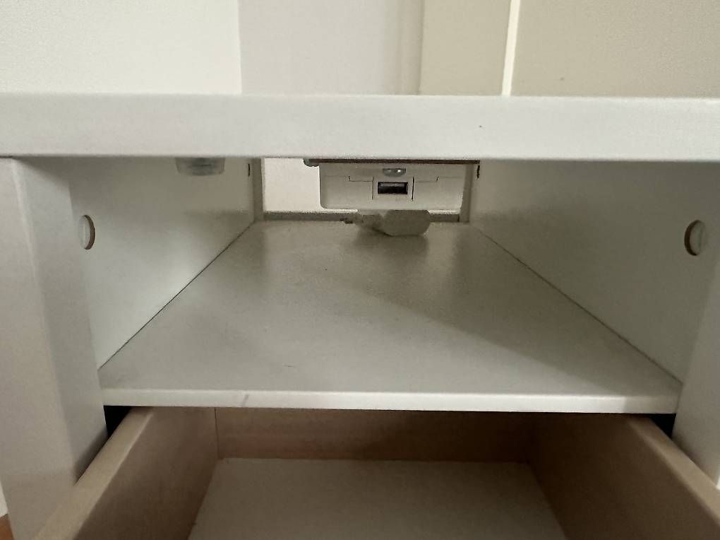 Comodini: Nachttisch weiss mit Ladefunktion – Usato da Muttenz venduto da anna123 2