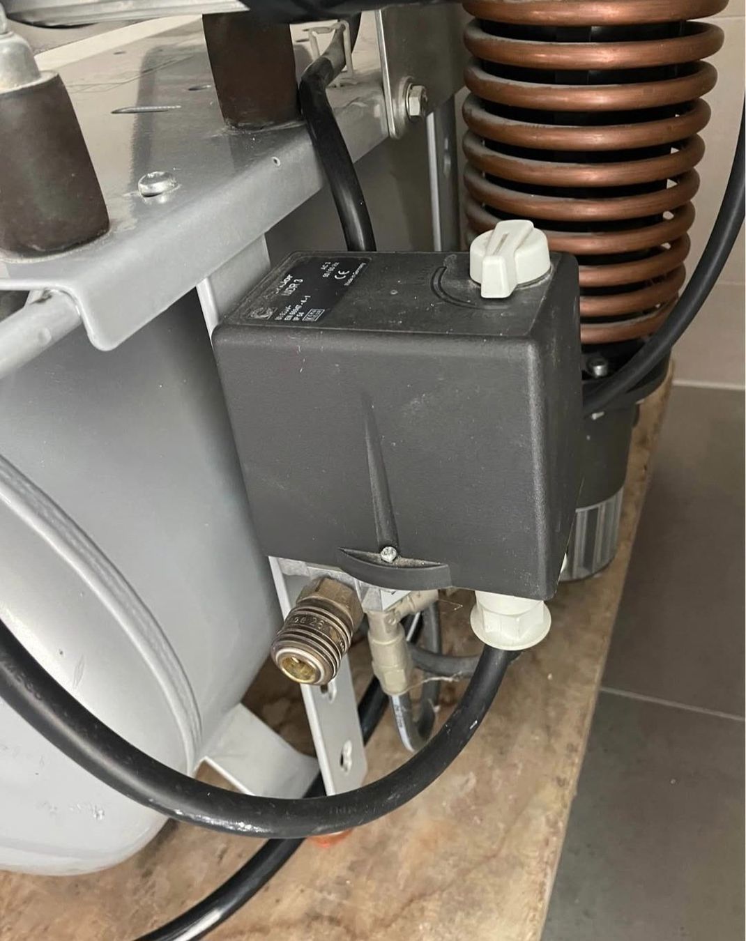 Compressori: 50 Liter Luftkompressor mit 4 Zylindern kompressor compresso – Usato da Oftringen venduto da mare24vw 4