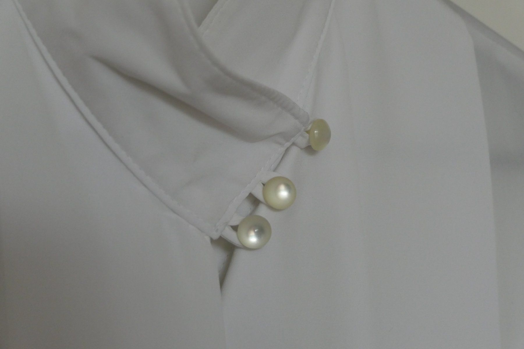 Blusen: Damen Bluse Weiss Grösse 38 mit Perlenknöpfen – Gebraucht aus ESCHENBACH SG von MAKULU04 1