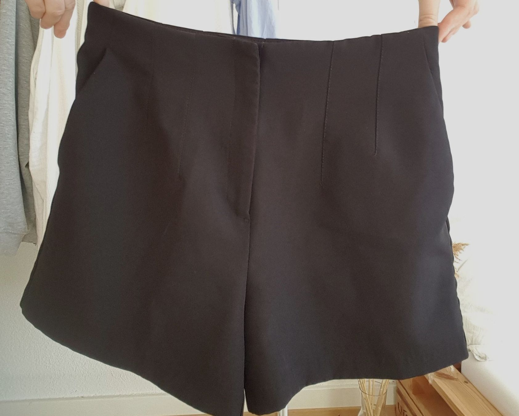 Pantaloni: kurze Stoffhose Grösse 42 schwarz – Usato da Bern venduto da melaniezurbuchen 1