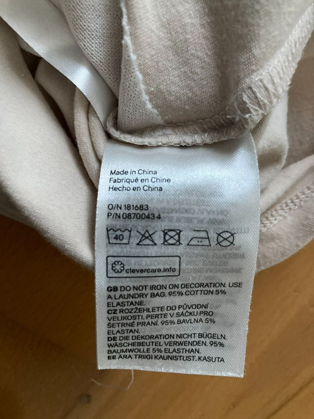 H&M Blusen, T-Shirts & Tops: Shirt langarm mit Rehkitz – Gebraucht aus Muttenz von Juvenile33 5