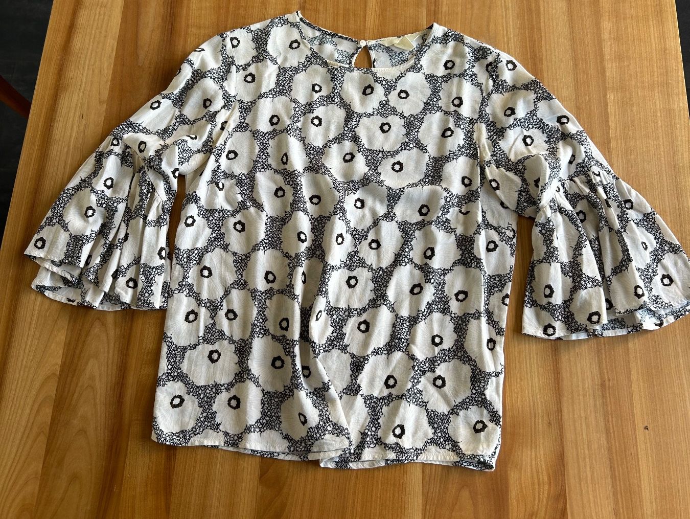 H&M Blusen: Bluse mit Blumenmuster – Gebraucht aus Schliern b. Köniz von mar_6wsv