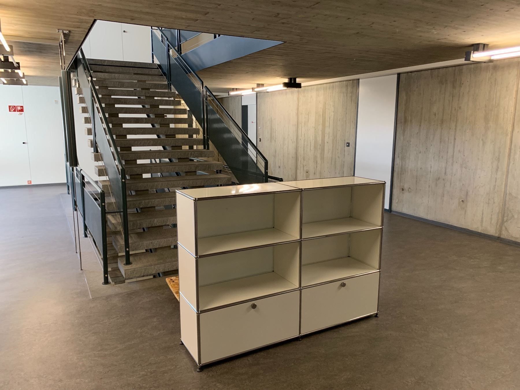 USM Scaffali: Usm Highboard weiss lieferung gratis – Usato da Thun venduto da Thuno6