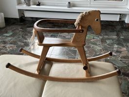 Schaukelpferd aus Holz für Kinder in gutem Zustand
