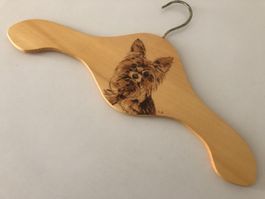 Holz-Kleiderbügel Suess-Motiv (Yorkshire Terrier) handgemalt