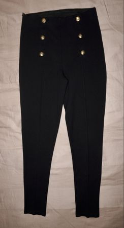 Pantalon noir taille haute à boutons dorés – coupe ajustée