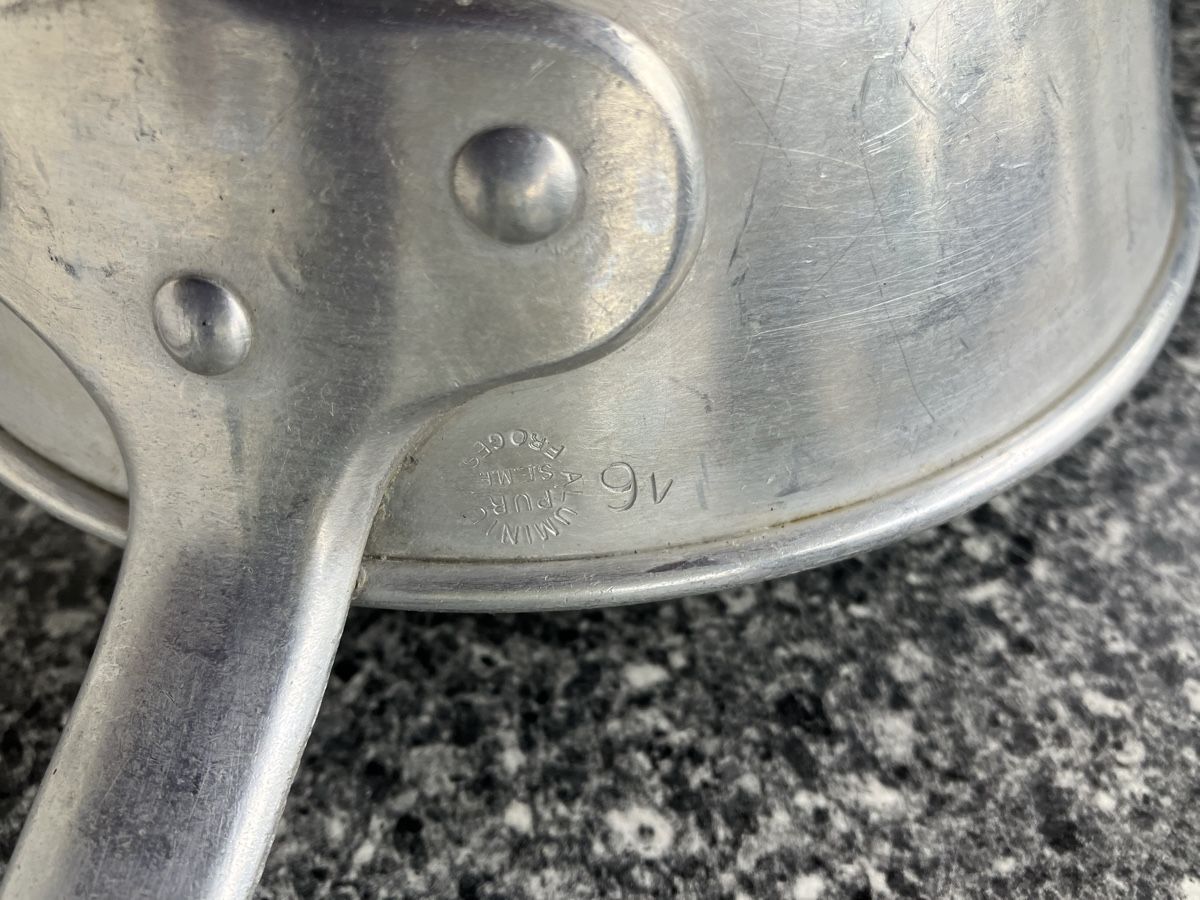 Pentole: Passoire ancienne en aluminium avec manche – Usato da Arconciel venduto da chance22 2
