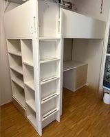 Lit mezzanine blanc avec bureau et étagères, parfait pour...