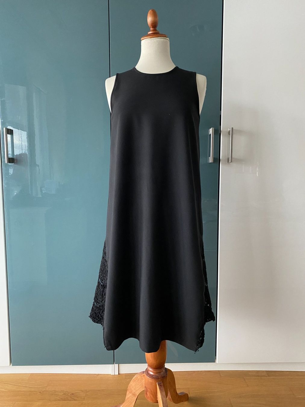Kleider: Schwarzes ärmelloses Kleid mit Spitze S/M – Gebraucht aus Dübendorf von Levintreyer 1
