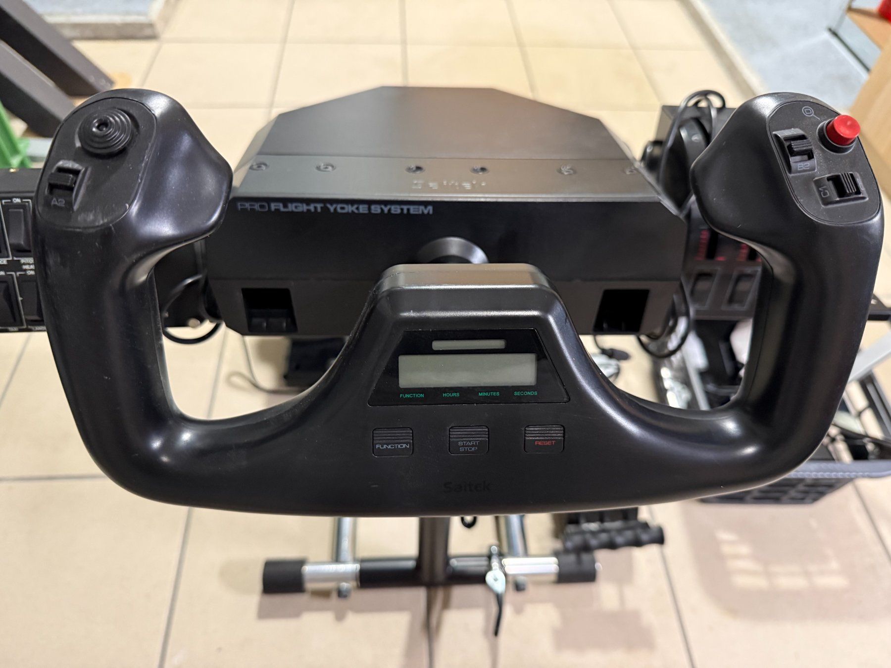 Saitek Controller: Saitek Pro Flight Yoke System avec support – Usato da Studen (BE) venduto da lagunablu19 2