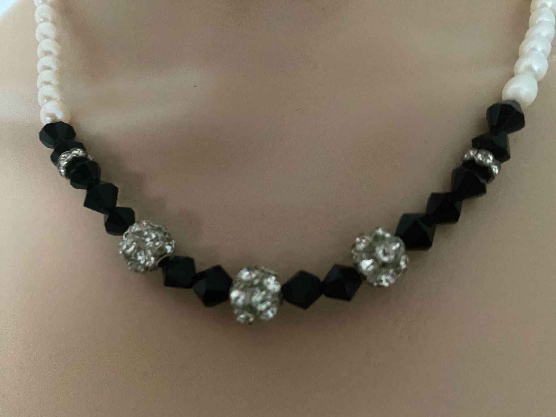 Ketten: Extravagantes Echt Perlen-Collier mit Ziersteinen, 46cm – Gebraucht aus Winkel von ferrari2022 1