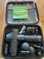 Massage Gun Schwarz mit Zubehoer und Koffer 