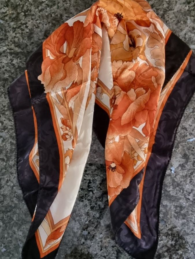 Foulard & Sciarpe: Seide Foulard mit schönem Muster – Nuovo e nell'imballaggio originale da Geroldswil venduto da Agapanthus22 1