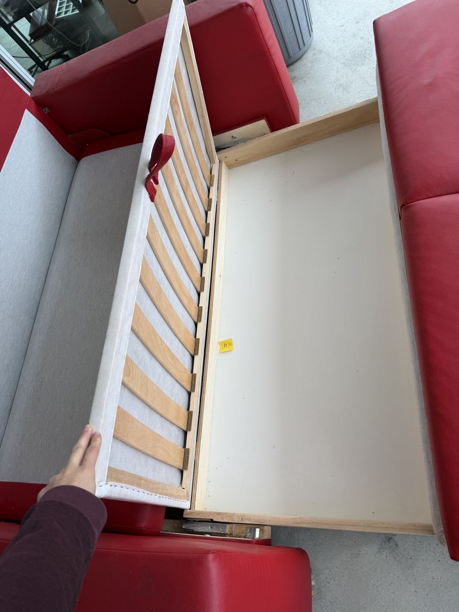 Sofas: Bettsofa Rot Kunstleder – Gebraucht aus Wangen b. Olten von lla_9djn 4