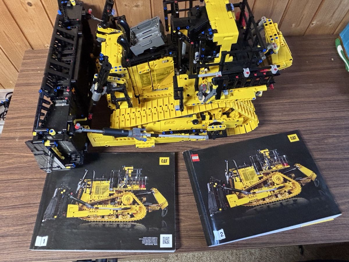Lego Baukästen: Lego Technic 42131 Cat D11 Bulldozer komplett – Gebraucht aus Gerlafingen von Marcryter