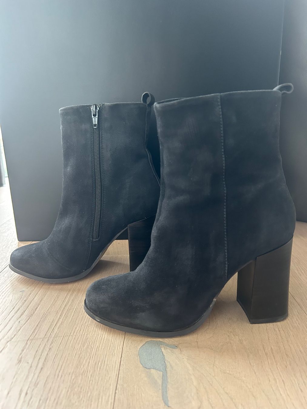 Scarpe da donna: Dunkelblaue Wildleder Stiefeletten mit Blockabsatz – Usato da Kilchberg ZH venduto da Anie. 1