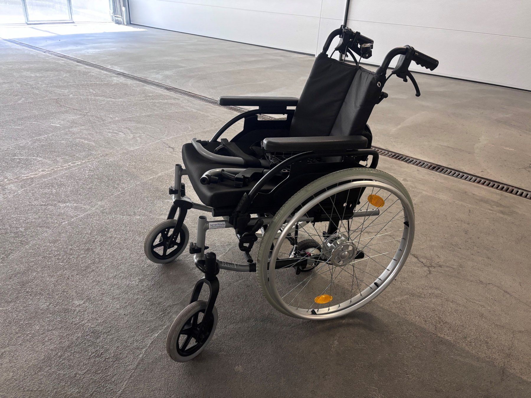 Sedie a rotelle: Breezy Basix Rollstuhl mit Empulse R20 Schiebehilfe – Usato da Kriessern venduto da PapaQ 1