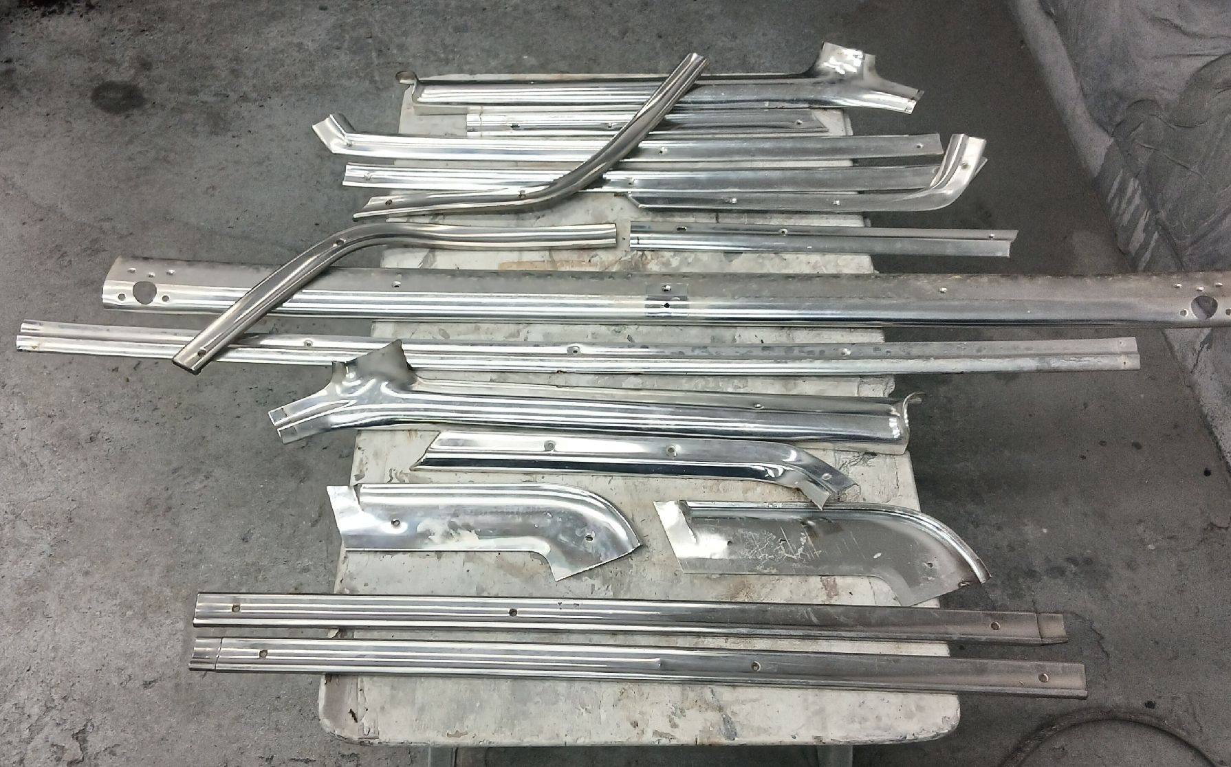 Ford Tutti pezzi di ricambio auto: Divers Chrome Ford Thunderbird 1966 – Usato da la heutte venduto da Auto-stock