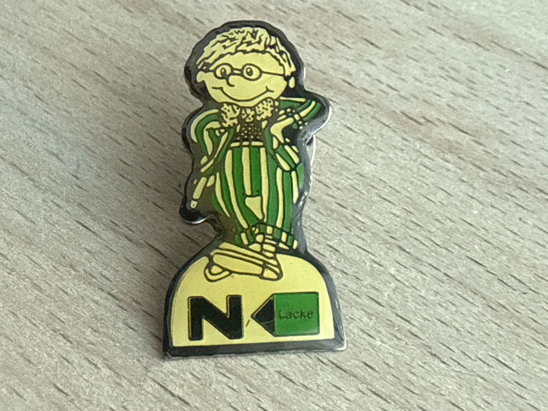 Placchette & Badge: Pin N Lacke – Usato da Glattbrugg venduto da Schweigmatt