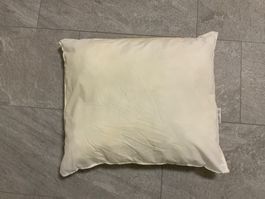 Weiches IKEA Kopfkissen & roter Kissenbezug