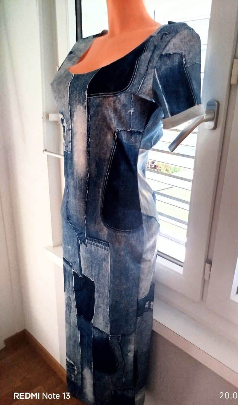 Kleider: Elastisches Kleid, Größe S – Neu und originalverpackt aus Wauwil von Sanczeza
