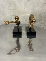 Dekorative Figuren mit Kugeln auf schwarzem Sockel 2 Stk